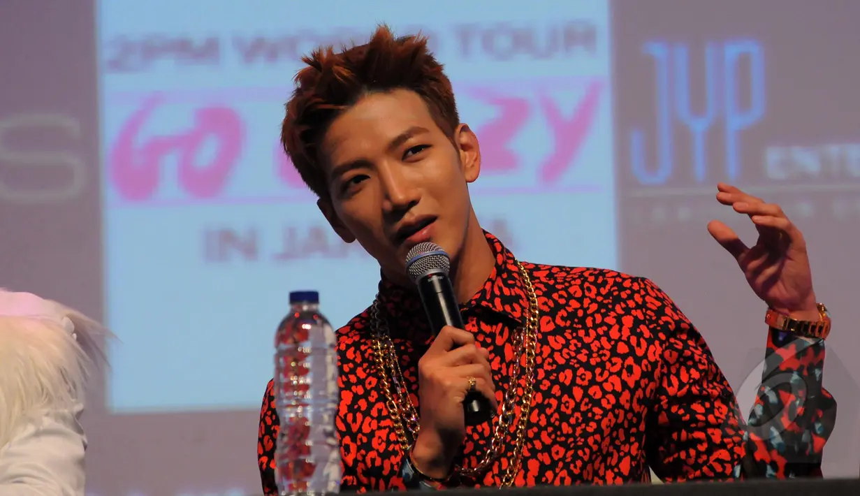 2PM saat menggelar konferensi pers  di salah satu mall di kawasan Kuningan Jakarta Selatan, Jum'at, (27/3/2015). 2PM akan menghibur fansnya di Indonesia pada  28 Maret 2015 di Istora Senayan, Jakarta (Liputan6.com/Faisal R Syam)