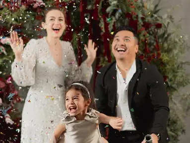 Jalani pemotretan bertema Natal, kebahagiaan terpancar jelas di wajah Rianti Cartwright, Cassanova Alfonso dan si kecil Cara Rose ketika confetti dilemparkan. di tengah hujan confetti. Dekorasi ruang pemotretan ini sangat simpel dengan Pohon Natal. Meski dekorasinya sangat simpel, namun kehangatan keluarga pasangan artis yang menikah pada tahun 2010 ini penuh kehangatan. (Liputan6.com/IG/@riantic)