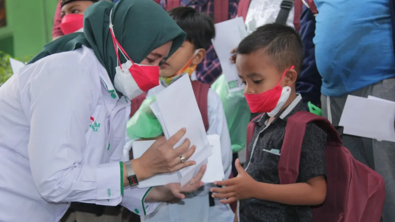 Wakil Ketua DPRD Jatim Anik Maslachah memberikan santunan kepada anak yatim di SIdoarjo. (Istimewa).