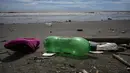 Hamparan botol plastik dan kontainer menutupi pantai di Paparo. (Photo by Yuri CORTEZ / AFP)