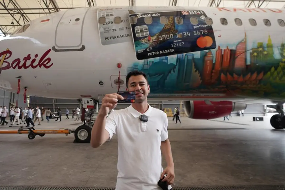 Raffi Ahmad dan Luna Maya Pamer Kartu Kredit