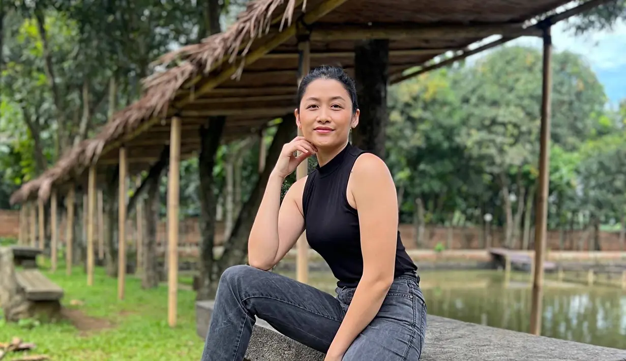 Jenny Zhang merupakan aktris yang sudah cukup lama menghiasi layar lebar di Indonesia. Berakting sejak tahun 2008 pada film May, hingga saat ini ia masih eksis dan populer di dunia seni peran. (Liputan6.com/IG/@jenny_zhangwiradinata)