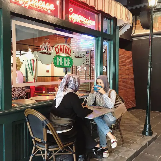 Menikah Tidak Didampingi Ayah, Ini 6 Potret Dea Sahirah dan Ibunda