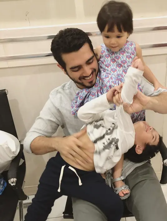 "Lebaran, ya ngunjungin Fachri sih. Ya berat, tapi jalanin aja deh, semoga yang terbaik semuanya... (Anak-anak) Suka, suka nanya sih ya," ungkap Renata saat dijumpai di Pengadilan Negeri, Selasa (5/6) dilansir dari Kapanlagi.com. (Instagram/renata711)