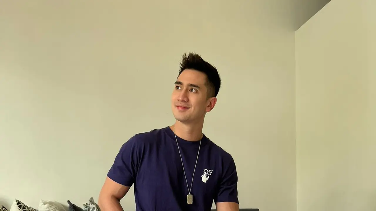 Adu Outfit Luna Maya dan Verrel Bramasta Pakai Sandal, Siapa Paling Keren?