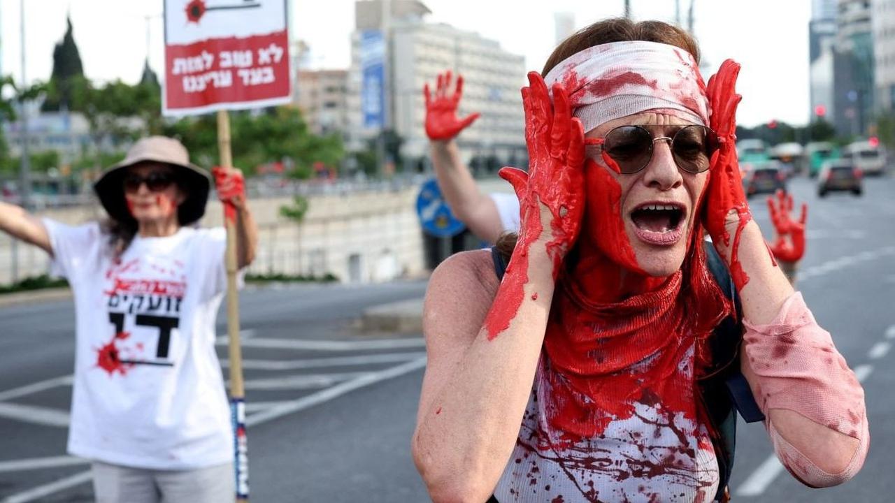 Ibu-ibu tentara Israel yang bertempur di Jalur Gaza menggelar aksi unjuk rasa protes di Tel Aviv, Israel, 29 Mei 2024. Foto: REUTERS / Marko Djurica<br>