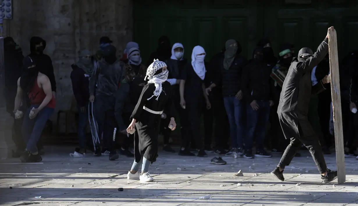 Warga Palestina bentrok dengan pasukan keamanan Israel di Kompleks Masjid Al Aqsa, Kota Tua Yerusalem, 15 April 2022. (AP Photo/Mahmoud Illean)