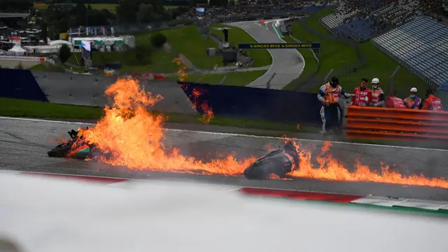 Foto: Red Flag Berkibar, Motor Pedrosa dan Savadori Terbakar di MotoGP Styria 2021