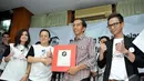 Para musisi mendaulat Jokowi sebagai capres anti pembajakan. Mereka memberikan penghargaan berupa Piagam Johar 4U kepada politisi PDIP itu , Jakarta, Jumat (30/5/2014) (Liputan6.com/Panji Diksana)