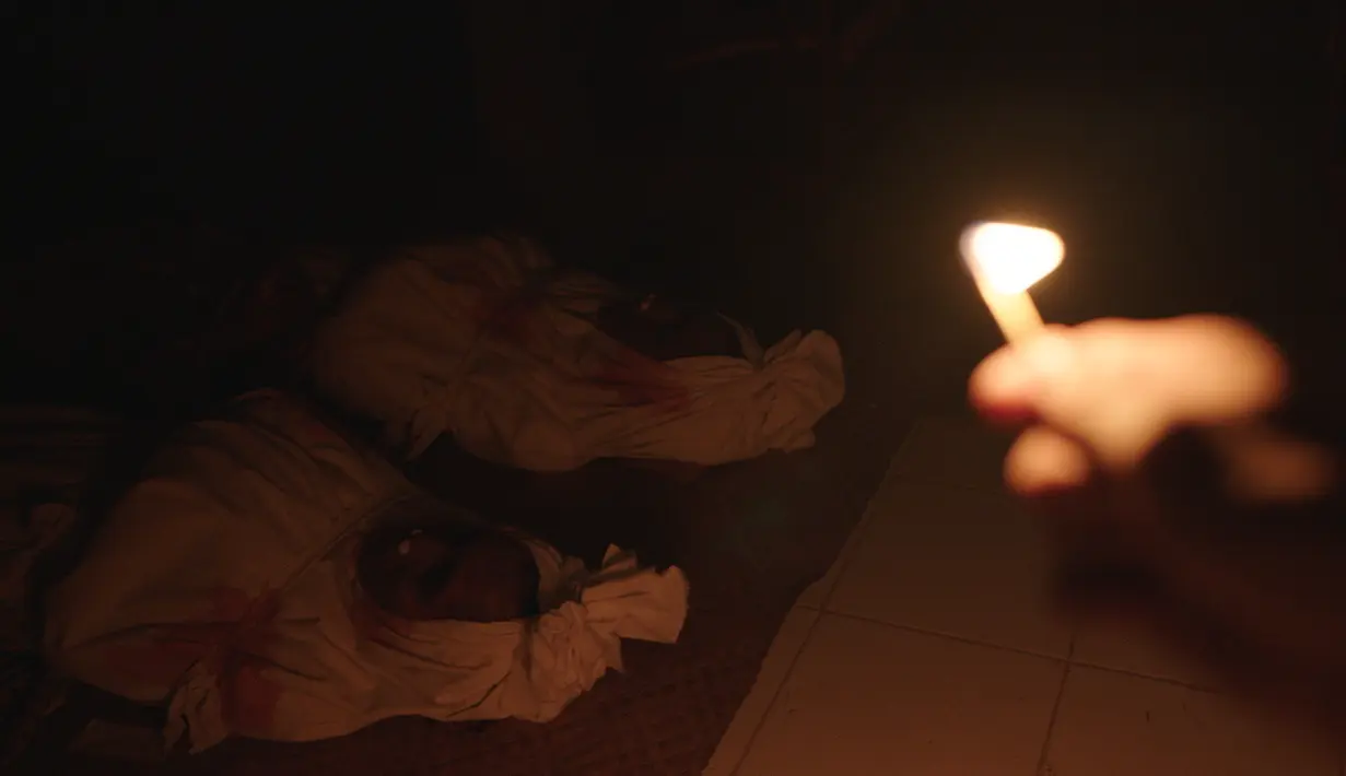 Kabar baik seputar performa Pengabdi Setan 2: Communion juga datang dari Malaysia. “Pengabdi Setan 2 nomor 1 di Malaysia. Terima kasih banyak teman-teman di Malaysia! Ibu ucapkan terima kasih,” beri tahu Joko Anwar. Informasi ini dibenarkan pihak bioskop GSC Cinemas Malaysia lewat akun Twitter terverifikasinya. “Terima kasih Malaysia! ‪#PengabdiSetan2 sudah capai box office RM5juta! Haaa siapa tak tengok lagi tu jom!” cuitnya. (Foto: Dok. Rapi Film)