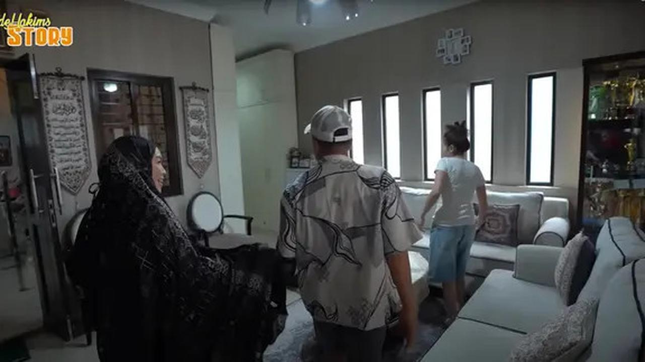 6 Potret Teras Sederhana Rumah Ayu Ting Ting, Dilengkapi Pintu dengan Lapisan Teralis Besi Hitam