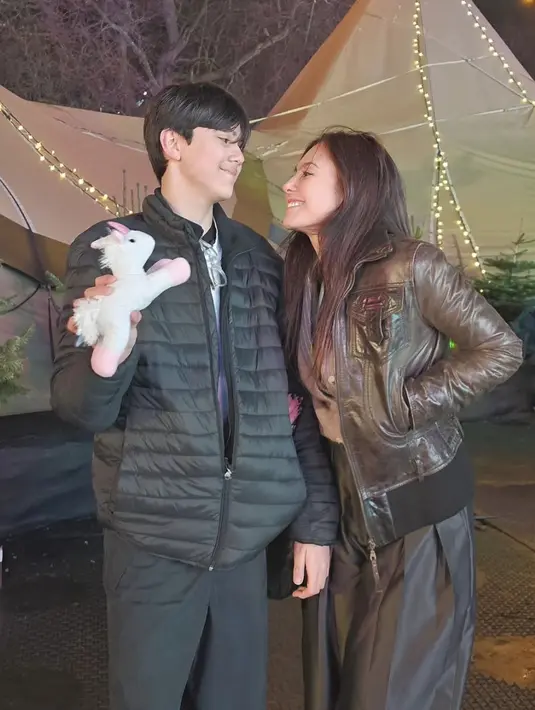 Kali ini, Wulan Guritno hadir dengan gaya memikat kenakan jaket kulit. Gaya musim dingin yang sempurna.  [Foto: Instagram/ Wulan Guritno]