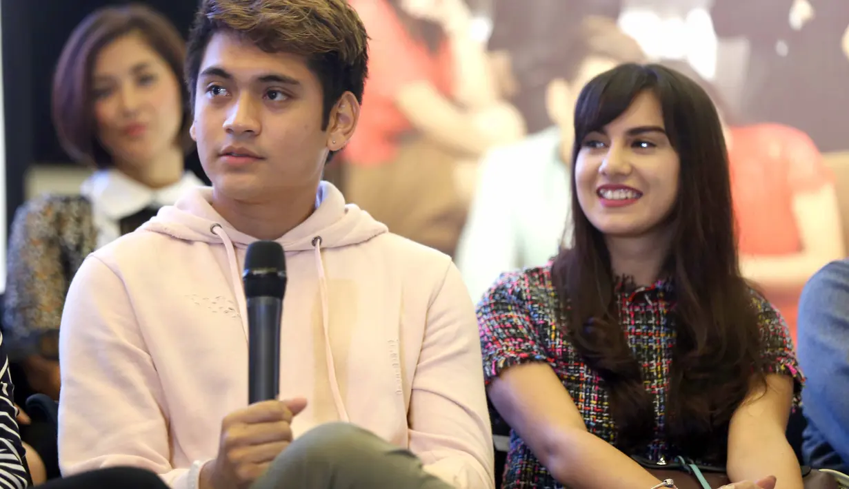 Saat menjalani syuting tak jarang rasa bosan dihadapi oleh para pesinetron ini. Untuk mengatasinya, Gino punya cara tersendiri untuk mengusir kebosanan itu, meskipun terkadang membuat Bella sebal. (Nurwahyunan/Bintang.com)