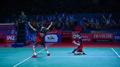 Ganda putra Kevin Sanjaya/Marcus Fernaldi Gideon berselebrasi usai mengalahkan Mohammad Ahsan/Hendra Setiawan pada pertandingan final Indonesia Open 2019 di Istora Senayan, Minggu (21/7/2019). Kevin/Marcus menang 21-19, 21-16. (AFP Photo/Adek Berry)