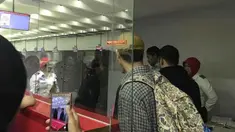 Penumpang mengamuk karena ditelantarkan dan merasa dibohongi oleh pihak maskapai penerbangan.