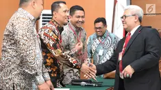 Kabiro Hukum KPK Setiadi bersalaman dengan tim kuasa hukum Setya Novanto saat sidang vonis praperadilan di PN Jakarta Selatan, Jumat (29/9). Praperadilan yang diajukan Setya Novanto dikabulkan sebagian. (Liputan6.com/Immanuel Antonius)