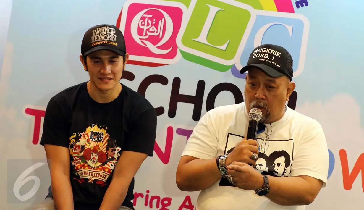 Aktor Vino G Bastian dan komedian senior, Indro Warkop mengisi kelas profesi di Quran Learning Center (QLC), Jakarta Selatan, Kamis (6/10). Indro dan Vino diundang untuk menjelaskan profesi aktor kepada anak-anak. (Liputan6.com/Helmi Afandi)