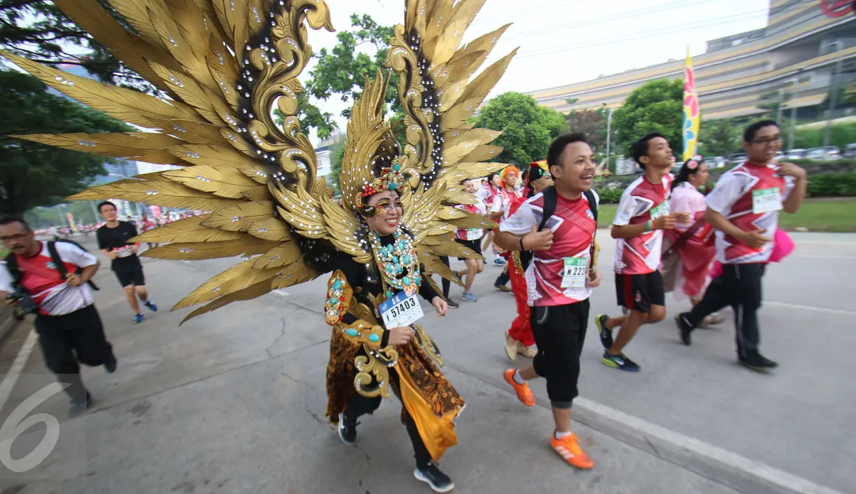 Seorang peserta yang mengenakan kostum berlari diantara peserta lainnya saat mengikuti Joyful Run & Walk 2017 di Alam Sutra, Tangerang, Minggu (7/5). Acara ini mengajak masyarakat untuk membangun kesatuan olahraga bersama. (Liputan6.com/Helmi Afandi)