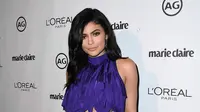Kylie Jenner tampil seksi dengan busana ungu yang tampak unik di karpet merah Marie Claire's Image Maker Awards 2017 di Catch LA di West Hollywood, California (10/1). (AP PHOTO/ Jordan Strauss)