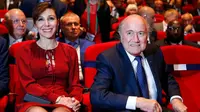 Linda Barras bersama Sepp Blatter di Kongres FIFA