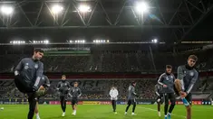 Para pemain Jerman melakukan pemanasan selama sesi latihan di Duesseldorf, Jerman Barat (12/11/2019). Jerman akan bertanding melawan Belarus pada Grup C Kualifikasi Piala Eropa 2020 pada 17 November 2019 di Borussia-Park. (AFP Photo/Bernd Thissen)