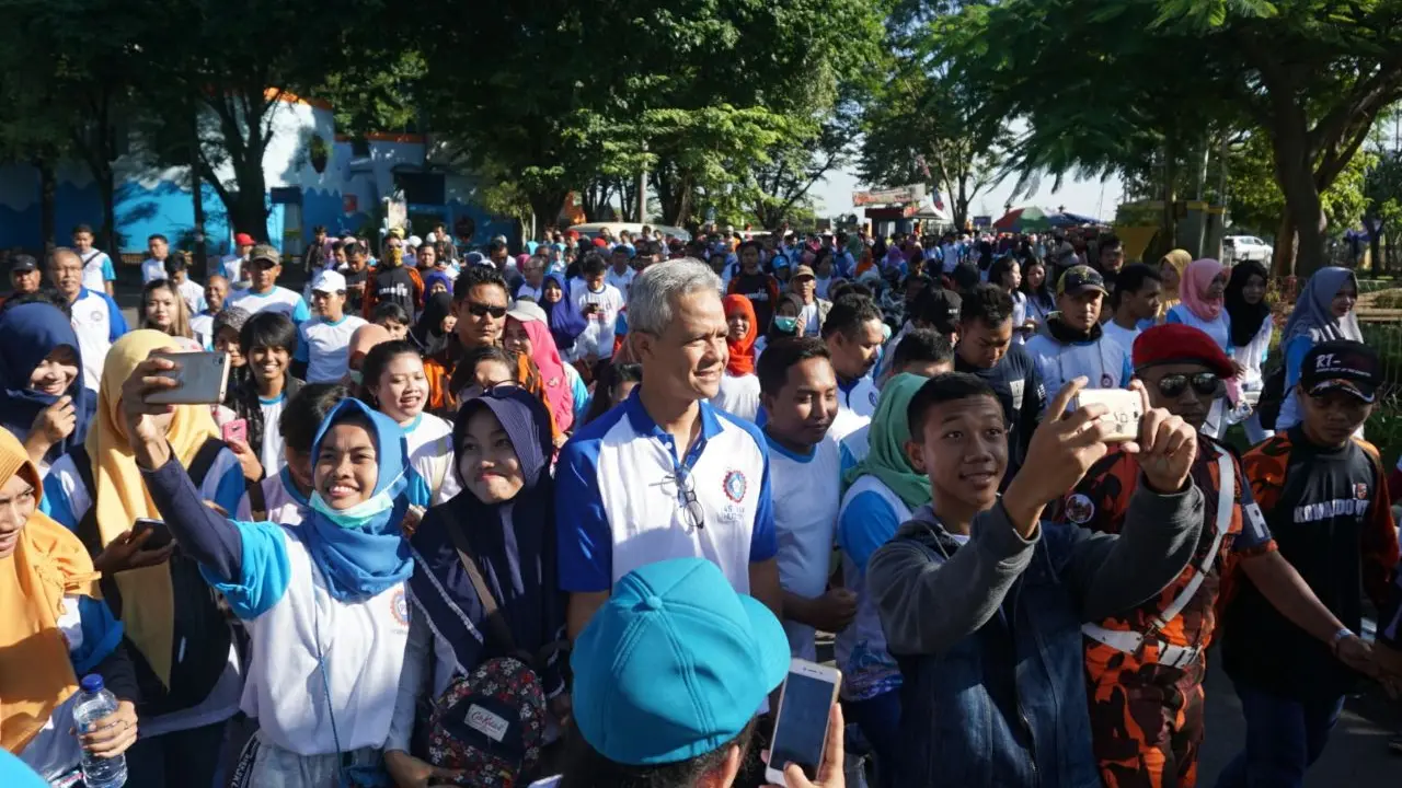 Calon Gubernur Jawa Tengah Ganjar Pranowo jalan santai bersama SPSI (Dok. Tim Media Ganjar)