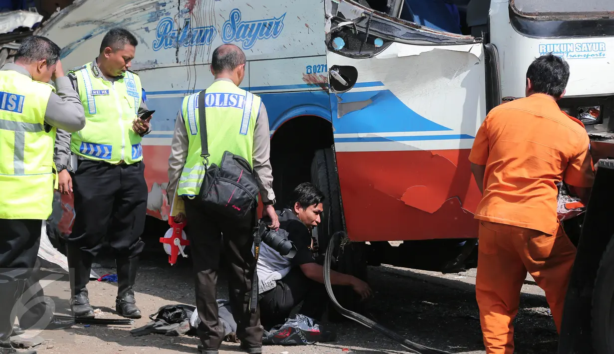 Petugas kepolisian sedang mengecek kelayakan kendaraan bus Rukun Sayur pada Selasa siang di kantor Jasa Marga Palikanci, Jawa Barat, Rabu (15/7/2015). Diduga supir bus merupakan seorang kenek.(Liputan6.com/Herman Zakharia)
