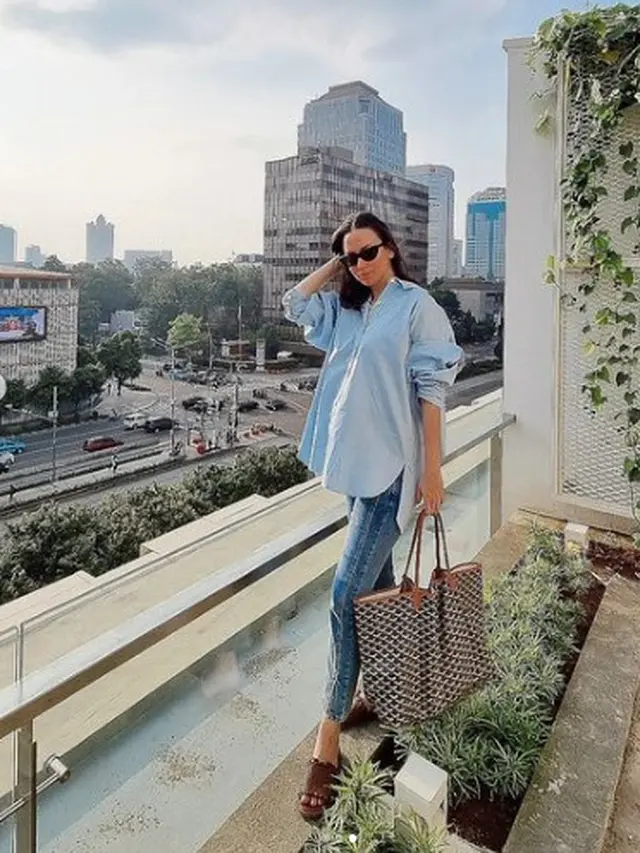 6 Potret Karina Nadila Pamer Baby Bump di Kehamilan Pertama, Gayanya Stylish