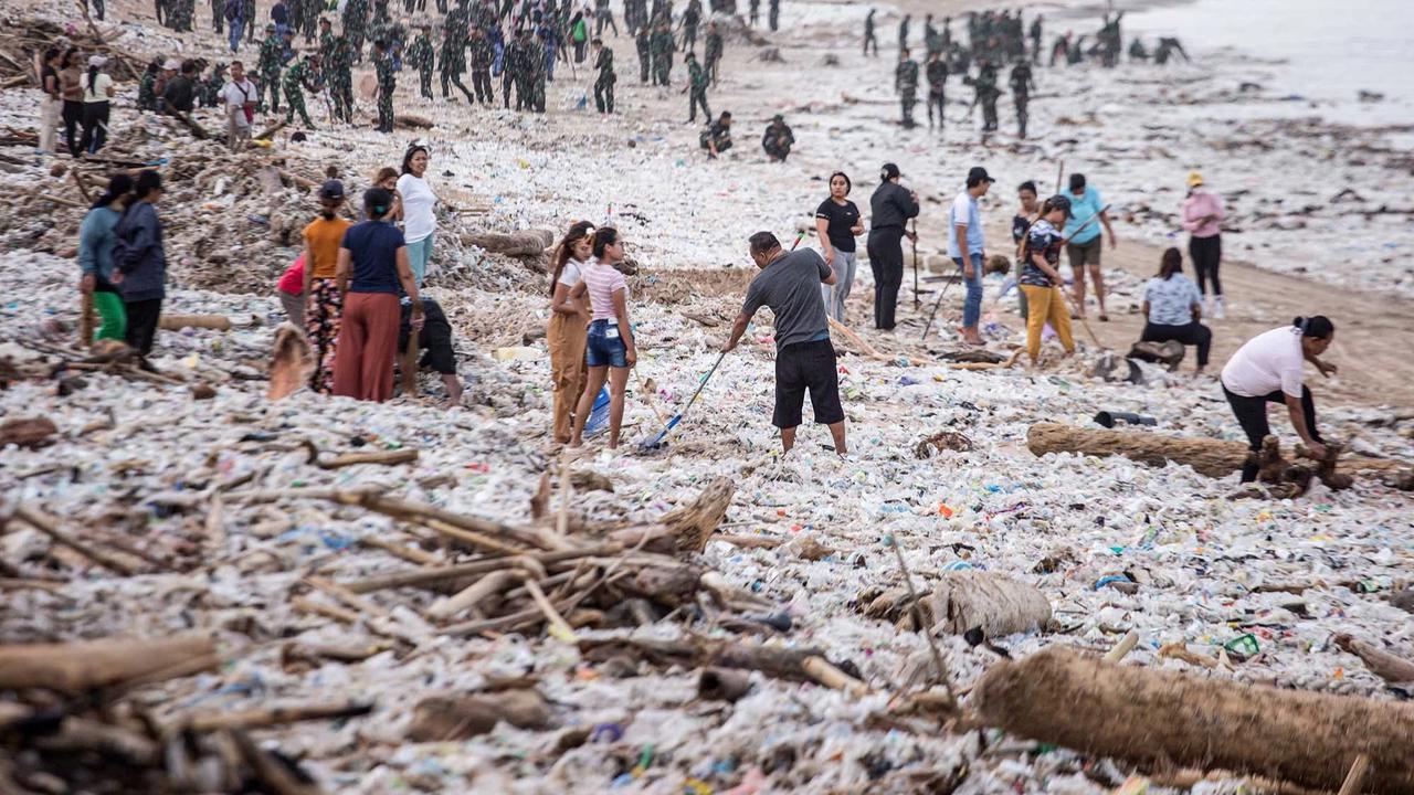 FOTO: Aksi Bersihkan Sampah di Pantai Jimbaran Bali