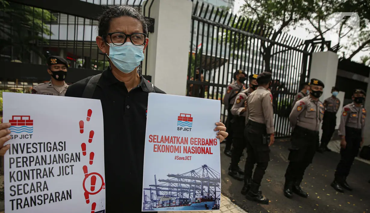 Serikat pekerja JICT menggelar aksi di depan Gedung Kejaksaan Agung, Jakarta, Jumat (30/4/2021). Dalam aksinya mereka mendukung upaya Kejagung untuk mengusut kasus dugaan tindak pidana korupsi terkait  perpanjangan kontrak pelabuhan petikemas nasional JICT. (Liputan6.com/Faizal Fanani)