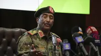 Panglima militer Sudan, Jenderal Abdel-Fattah Burhan, berbicara dalam konferensi pers di Komando Umum Angkatan Bersenjata di Khartoum, Sudan, Selasa, 26 Oktober 2021 (AP Photo)