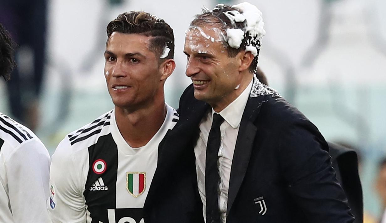 Bintang berusia 36 tahun itu mampu menorehkan 28 gol serta 11 assist pada musim perdananya di Juventus. Namun. kebersamaan Ronaldo dengan Allegri berakhir pada akhir musim. Mantan pelatih AC Milan itu memutuskan mundur meski berhasil mempersembahkan scudetto. (AFP/Isabella Bonotto)