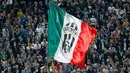 Suporter Juventus memberikan dukungan pada tim kesayangannya  saat 8 besar Liga Champions di Juventus Stadium, Italia, Rabu (15/4/2015). Juvenetus Menang 1-0 atas AS Monaco. (Reuters/Stefano Rellandini)