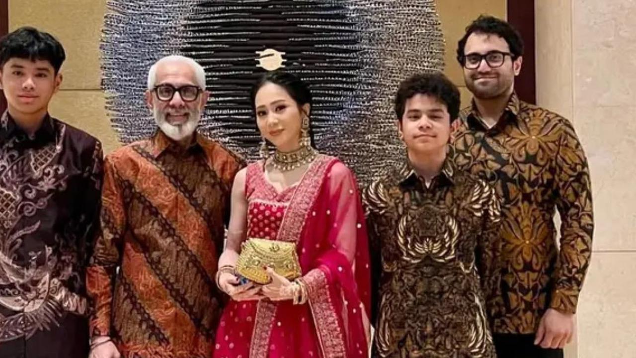 Bak Artis Bollywood, Intip Gaya Menawan Bunga Zainal Pakai Lehenga India saat Kondangan