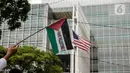 Peserta kader Partai Keadilan Sejahtera (PKS) mengibarkan bendera Palestina di depan Kedutaan Besar Amerika Serikat, Jakarta, Kamis (20/5/2021). (Liputan6.com/Faizal Fanani)