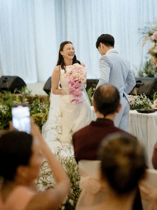 Sat Set Menikah, Pesona Anggun Cassandra Lee Kenakan Gaun Pengantin Putih di Pemberkatan Pernikahan