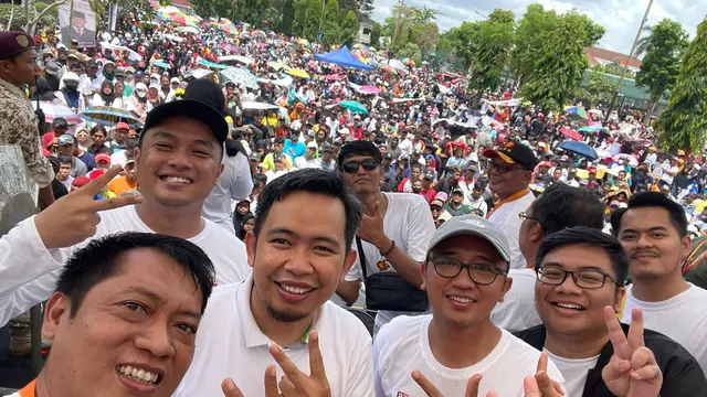 M Fawait, Bambang Hariyadi (bertopi dan kaca mata) bersama pengurus Partai Gerindra Jember menyatu dengan puluhan ribu simpatisan Prabowo Subianto. (Istimewa).