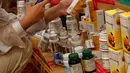 Dari TKP, BPOM menemukan dan menyita sejumlah barang bukti sediaan farmasi ilegal berupa obat, obat tradisional, suplemen kesehatan, kosmetika, dan pangan olahan ilegal yang tidak memiliki izin edar sebanyak 700 item (22.552 buah). (Liputan6.com/Angga Yuniar)