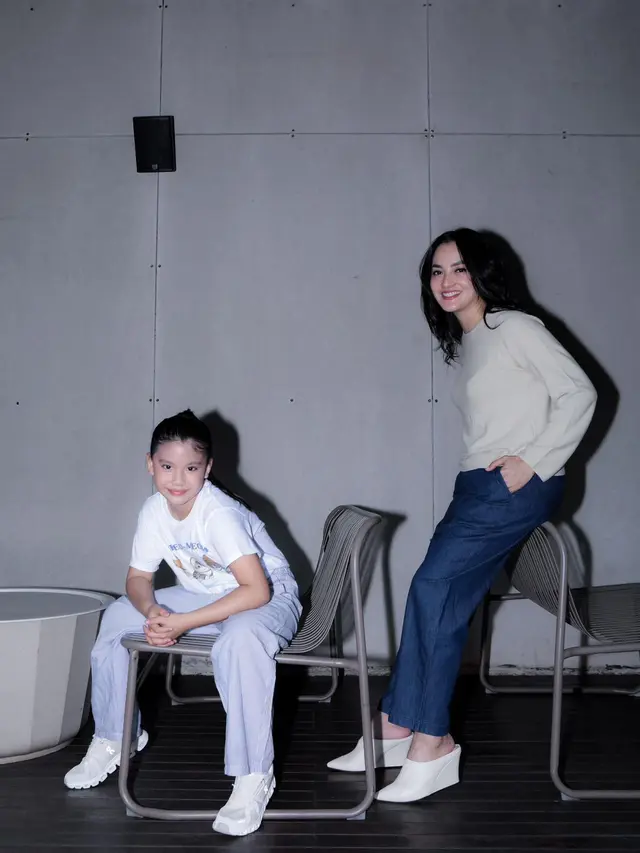 Ilustrasi outfit Ririn Ekawati dan Yaya/UNIQLO