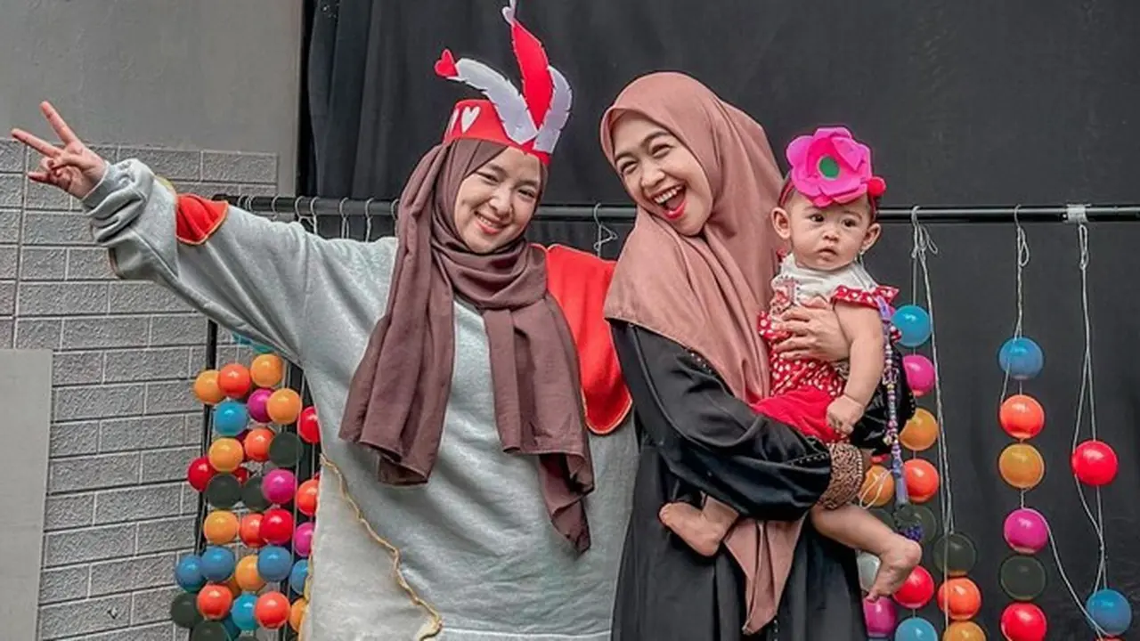 6 Momen Nissa Sabyan Momong Baby Moana Anak Ria Ricis, Terlihat Santai