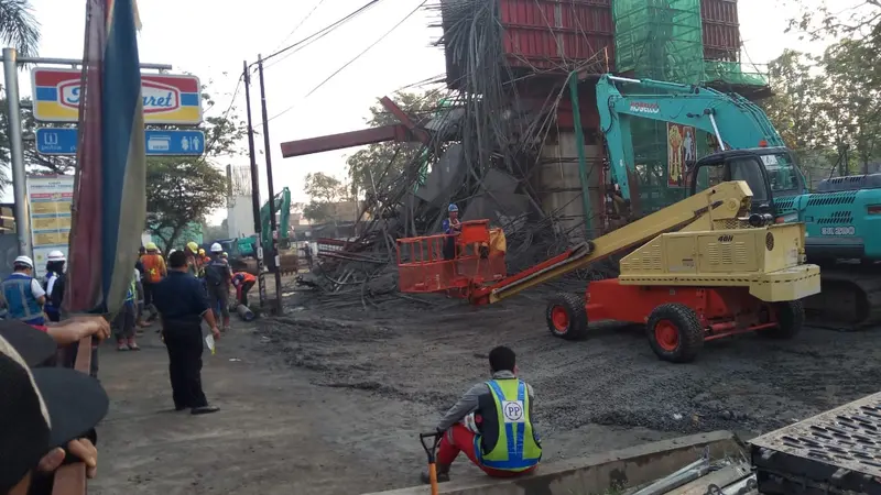 Kepala tiang Tol Bogor Outer Ring Road (BORR) yang berada di Jalan Soleh Iskandar, Tanah Sareal, Kota Bogor, ambruk pada Rabu (10/7/2019) dini hari.