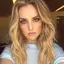Seorang penyanyi asal Inggris yang tergabung dalam grup vokal Little Mix