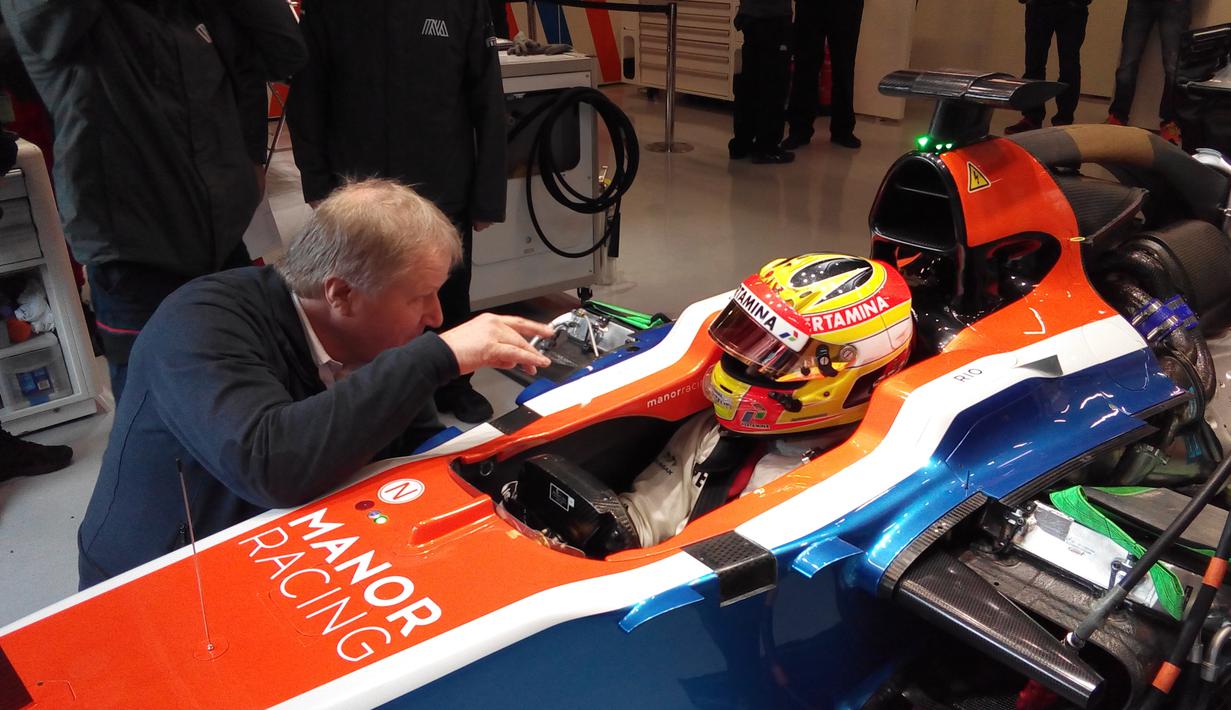 Rio Haryanto berbincang dengan race engineer manor Racing jelang tes pramusim di Sirkuit Catalunya, Barcelona, Spanyol, Kamis (24/2/2016). (Bola.com/Piers Hunnisett)