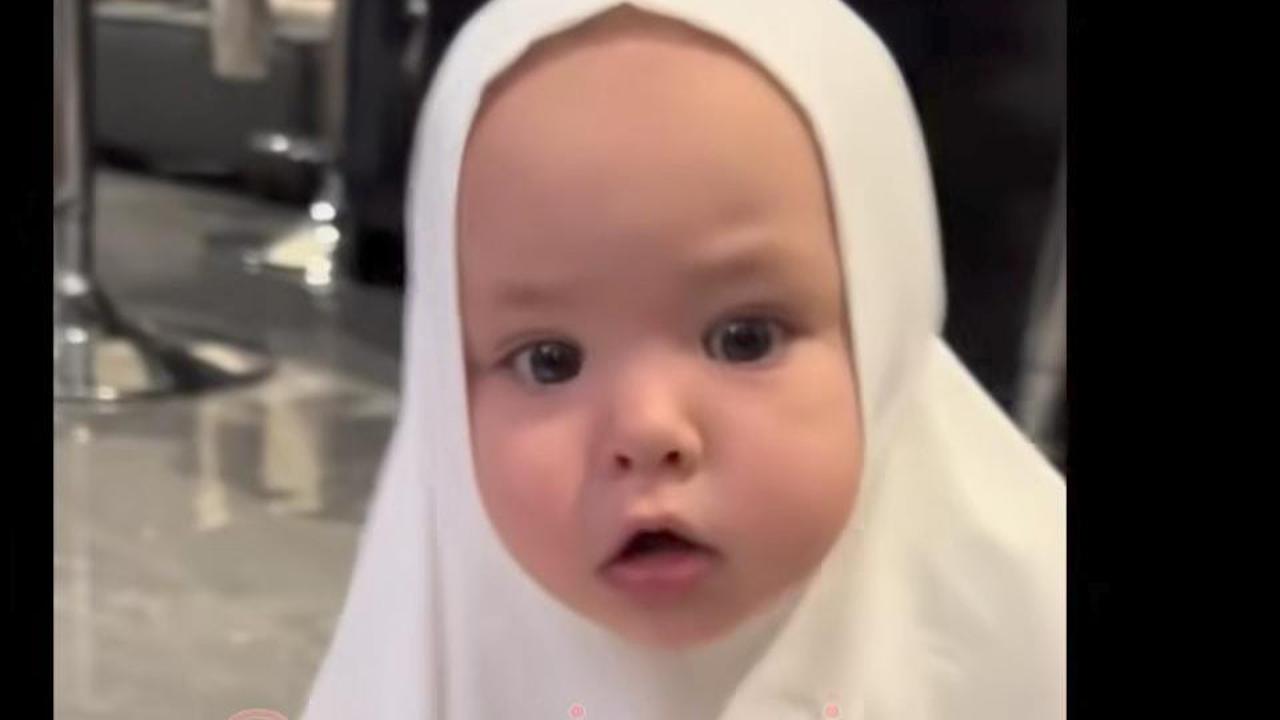 Potret Cantik Baby Kamari Anak Jennifer Coppen Anteng Kenakan Hijab, Disebut Ustazah Cilik Sampai Bidadari Papa Dali