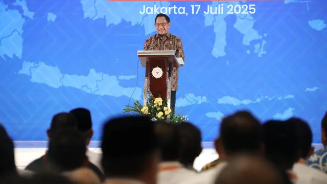 Menteri Dalam Negeri (Mendagri) Muhammad Tito Karnavian secara resmi mengukuhkan Dewan Pengurus Asosiasi Pemerintah Kabupaten Seluruh Indonesia (APKASI) masa bakti 2025–2030. Prosesi pengukuhan berlangsung di Hotel Grand Sahid Jaya, Jakarta, Kamis (17/7).