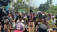 Calon presiden (capres) Ganjar Pranowo merasakan akses jalan yang rusak menuju Desa Waninggap Nanggo, Distrik Semangga, Merauke, Papua Selatan. (Nanda Perdana).