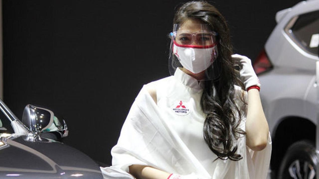 Busana para usher di IIMS Hybrid (Otosia/Nazarudin Ray)