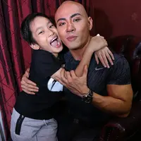 Deddy Corbuzier dan putranya, Azkanio Nikola. (Galih W. Satria/Bintang.com)
