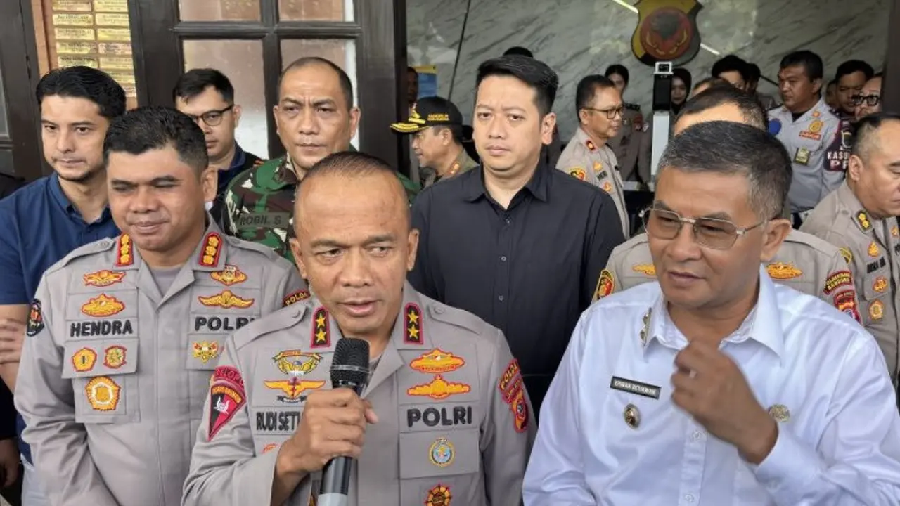 Kapolda Jawa Barat Irjen Pol Rudi Setiawan saat memberikan keterangan di Mapolrestabes Bandung, Kota Bandung, Kamis (8/1/2026).