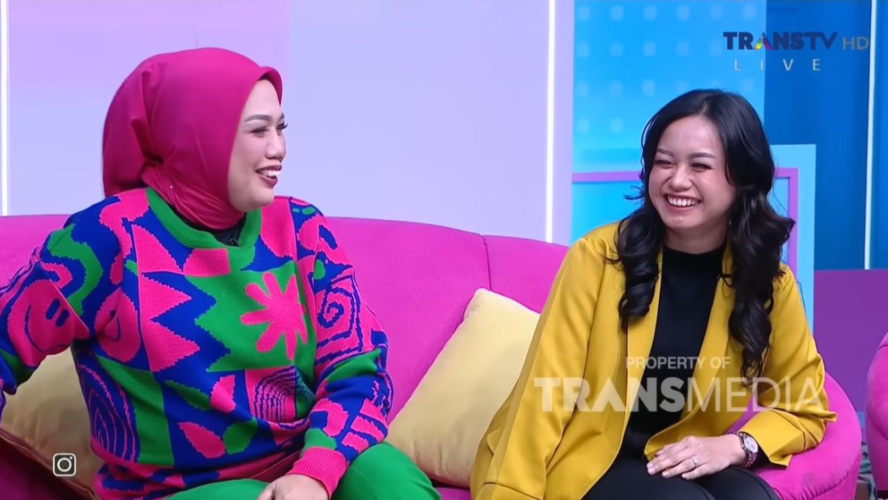 Ulfi pun mengungkapkan pendapat Ridho saat pertama kali bertemu sang mama. Menurut Ulfi, Ridho sempat takut bertemu calon mertuanya tersebut.<br>